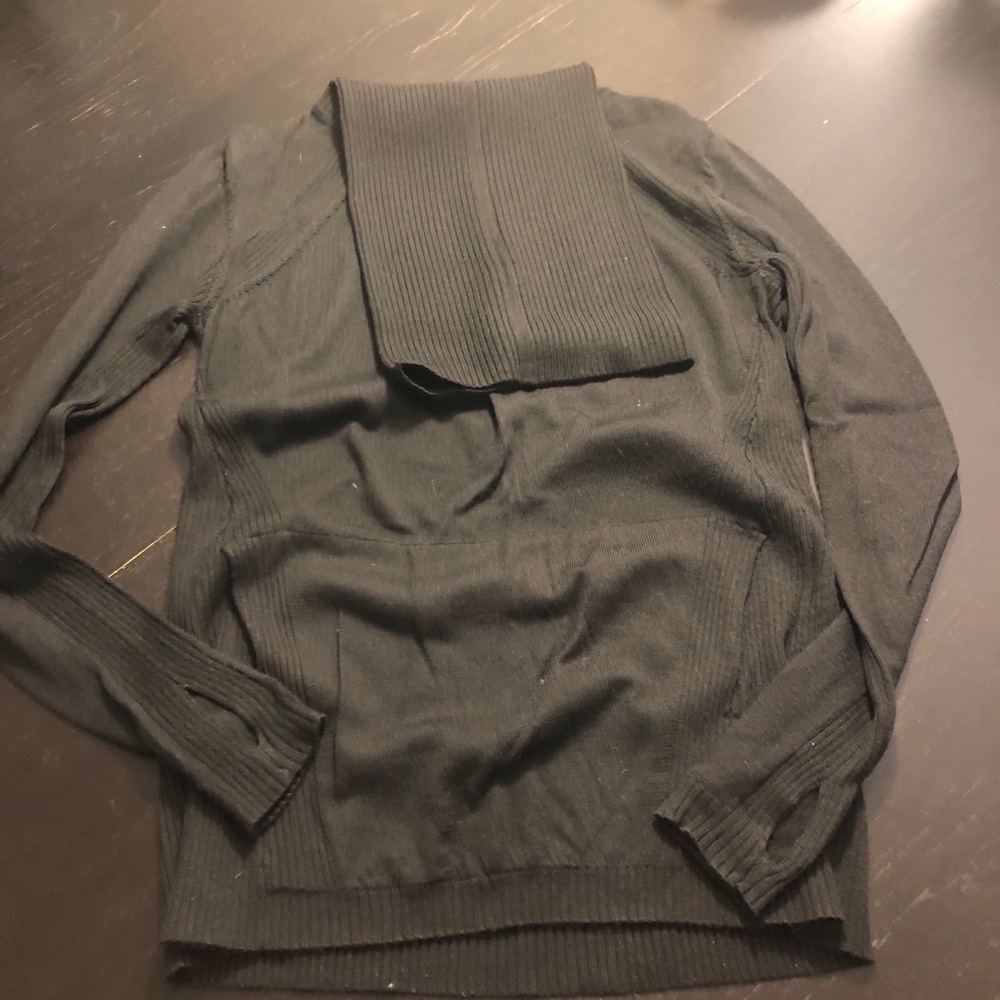 Black lululemon tunic sweater with front pocket